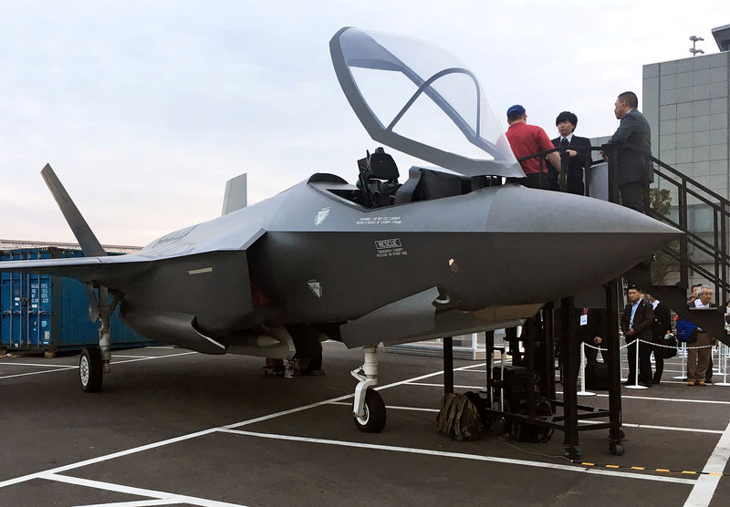 © Reuters. FILE PHOTOL A real-size mockup of a F-35 fighter jet is displayed at Japan International Aerospace Exhibition in Tokyo