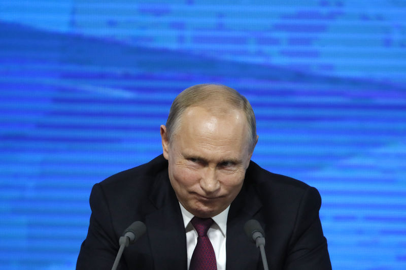 © Reuters. هل يصبح لروسيا سيدة أولى جديدة؟ بوتين يلمح إلى زواج محتمل