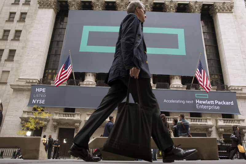 © Reuters. Signs for Hewlett Packard Enterprise Co. cover the facade of the New York Stock Exchange