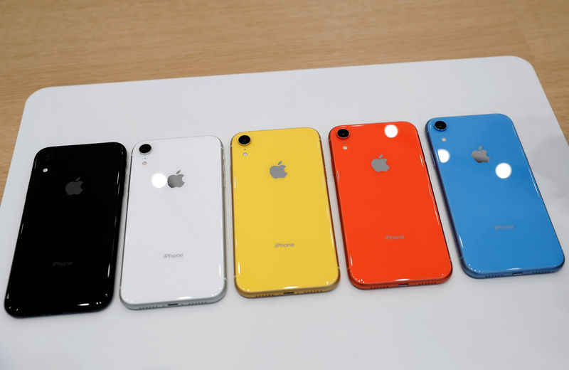 © Reuters. FILE PHOTO: A demonstration of the newly released Apple products is seen following the product launch event in Cupertino