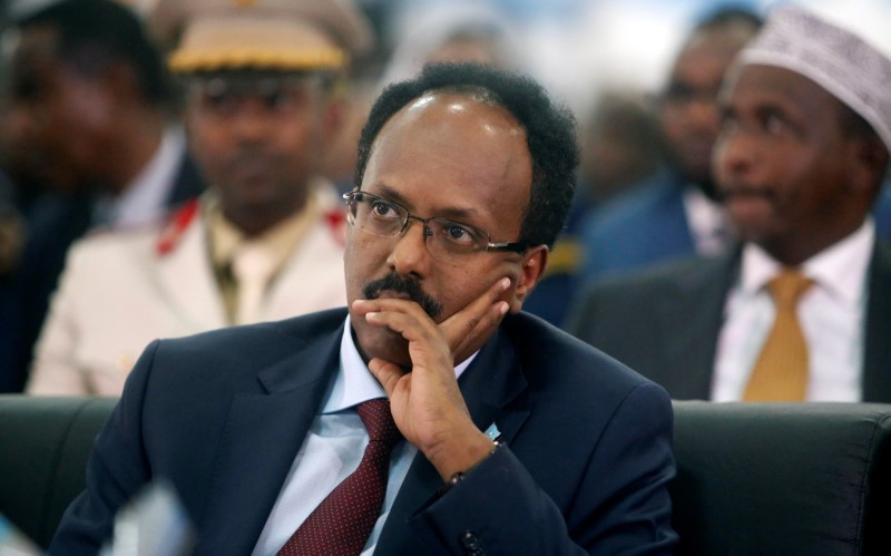 © Reuters. أعضاء البرلمان الصومالي يسحبون اقتراحا لمساءلة الرئيس