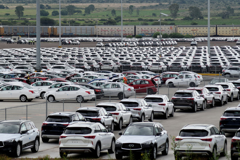 © Reuters. Cars made by Nissan are parked in the compound of the Nissan manufacturing complex in Aguascalientes