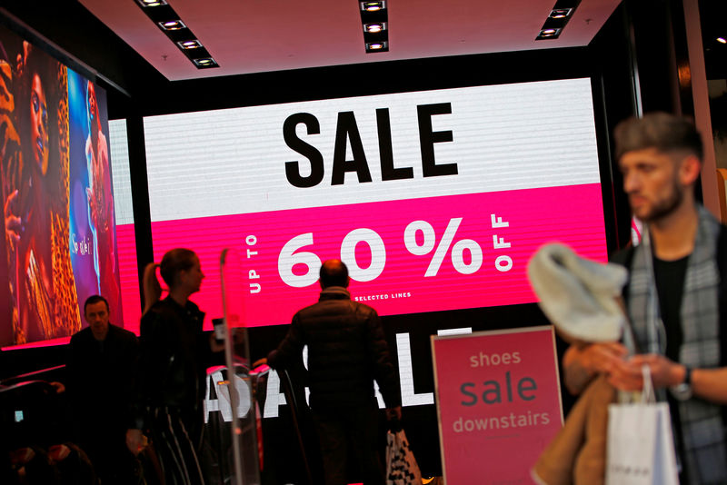 © Reuters. People shopping on Oxford Street in central London