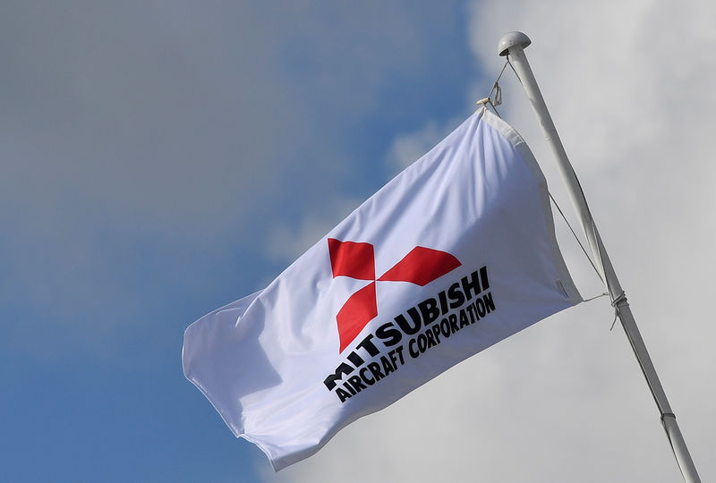 © Reuters. A Mitsubishi Aircraft Corporation flag flies at Farnborough International Airshow in Farnborough, Britain
