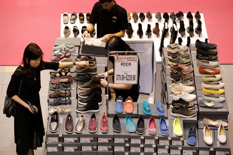 © Reuters. FILE PHOTO:  A woman shops for shoes in Singapore