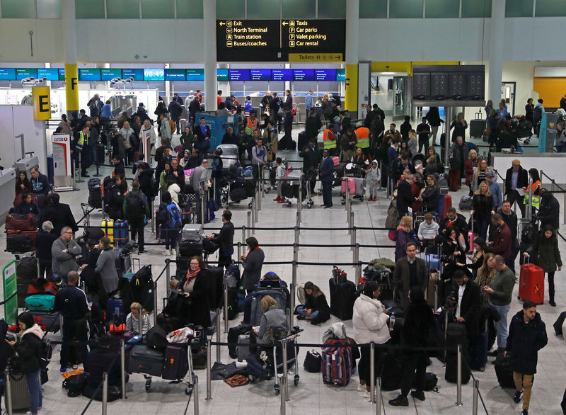 © Reuters. مطار جاتويك البريطاني يعمل على تسيير عدد محدود من الرحلات