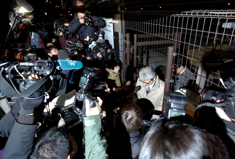 © Reuters. Motonari Otsuru, advogado do ex-chefe da Nissan Carlos Ghosn, deixa presídio de Tóquio onde executivo está detido