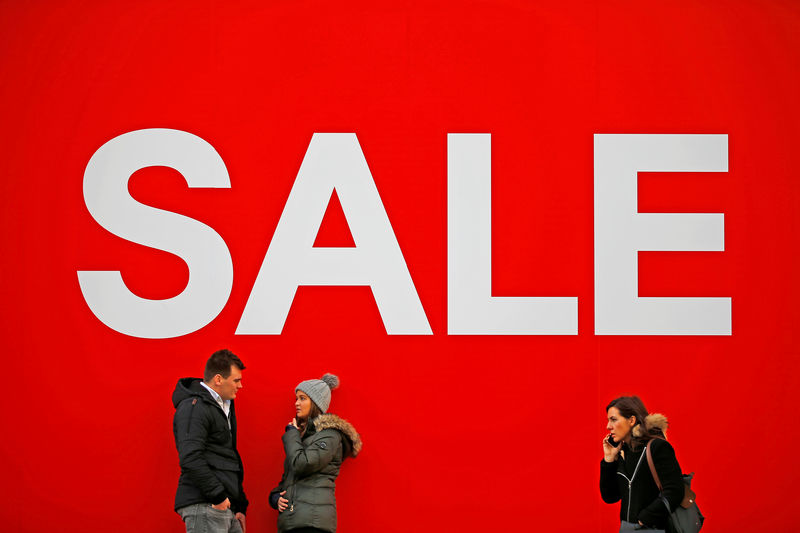 © Reuters. FILE PHOTO: People shopping on Oxford Street in central London