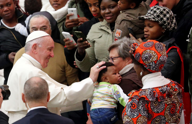 © Reuters. El Papa pide que los sacerdotes que abusan de menores se entreguen a la justicia