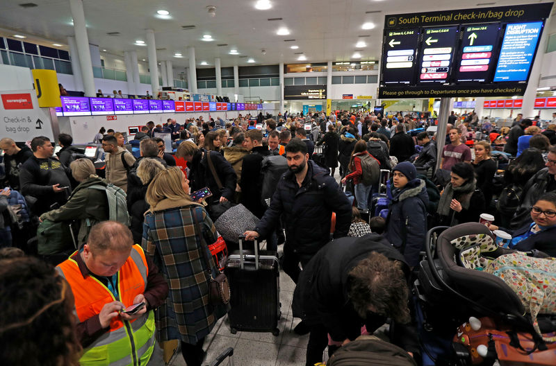 © Reuters. Saguão lotado do aeroporto de Gatwick