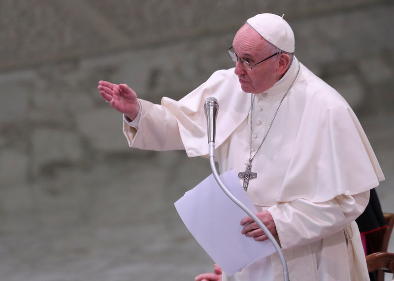 © Reuters. Papa Francisco em audiência para ler mensagem de Natal a funcionários do Vaticano