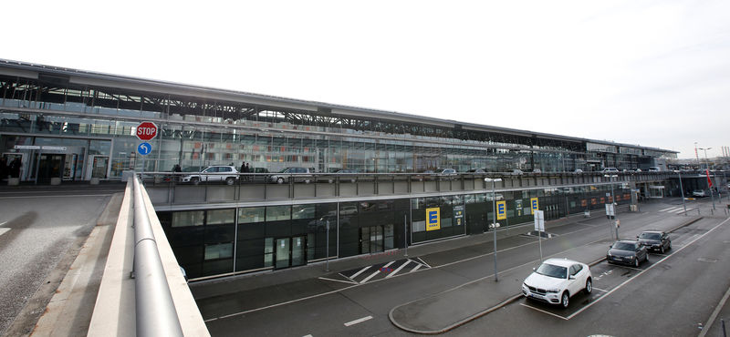 © Reuters. الشرطة الألمانية تفتش شققا في تحقيق يتصل بحادث أمني في مطار