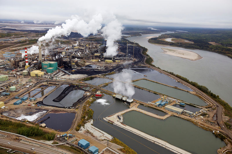 © Reuters. FILE PHOTO: The Suncor tar sands processing plant near the Athabasca River at their mining operations near Fort McMurray