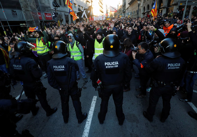 © Reuters. Protesto durante visita de premiê espanhol, Pedro Sánchez, à Barcelona