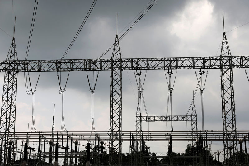 © Reuters. High-tension electrical power lines are seen at the Azura-Edo IPP on the outskirt of Benin City