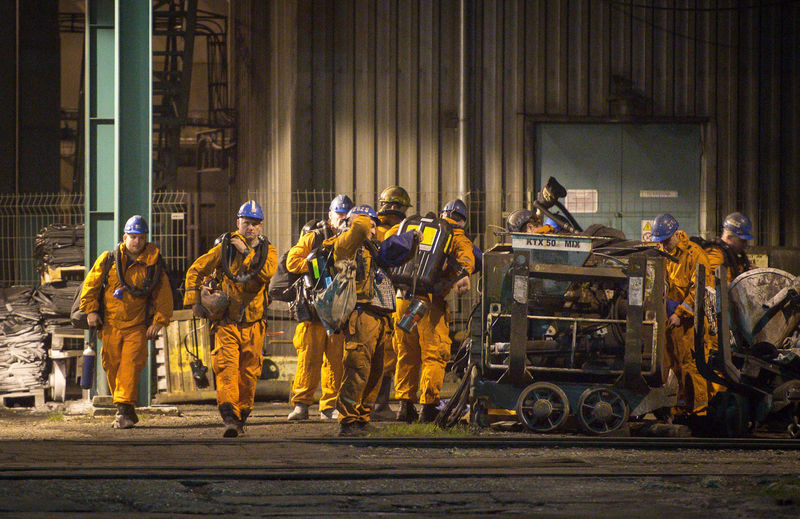 © Reuters. Equipe de resgate se prepara para buscar mineiros após explosão em Karvinca