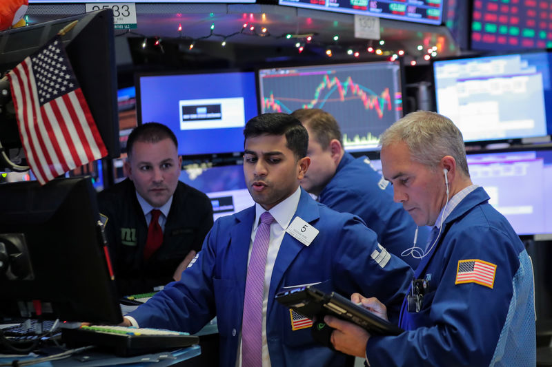 © Reuters. Traders work on the floor of the NYSE in New York