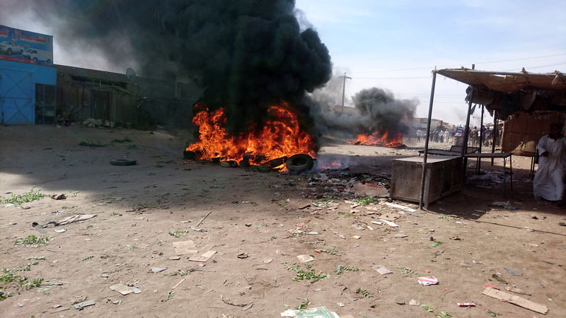 © Reuters. شرطة السودان تطلق الغاز المسيل للدموع على متظاهرين في ثالث يوم من الاحتجاجات