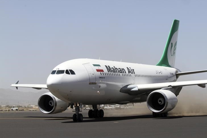© Reuters. An Airbus A310 of Iranian private airline Mahan Air taxis at Sanaa International airport following its first flight to Yemen from Iran, in Sanaa