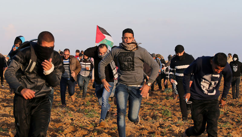 © Reuters. مسعفون: قوات إسرائيلية تقتل 3 فلسطينيين من غزة خلال احتجاج