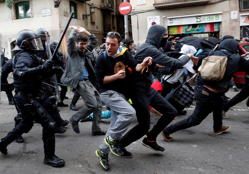© Reuters. الشرطة تعتقل انفصاليين في قطالونيا يحتجون على اجتماع للحكومة الاسبانية