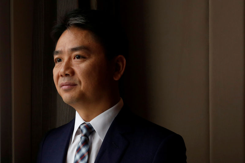 © Reuters. FILE PHOTO: JD.com founder Richard Liu poses during a Reuters interview in Hong Kong