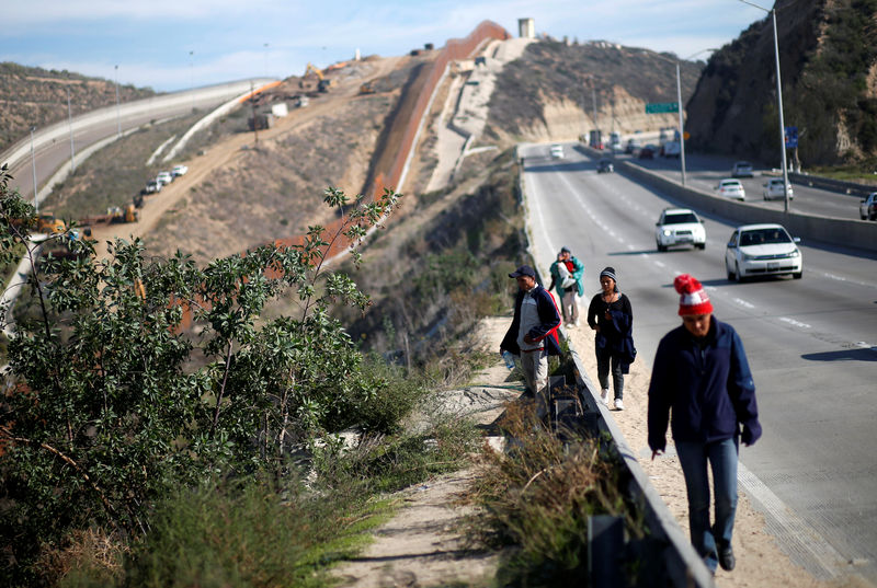 © Reuters. Imigrantes de Honduras caminham perto de Tijuana