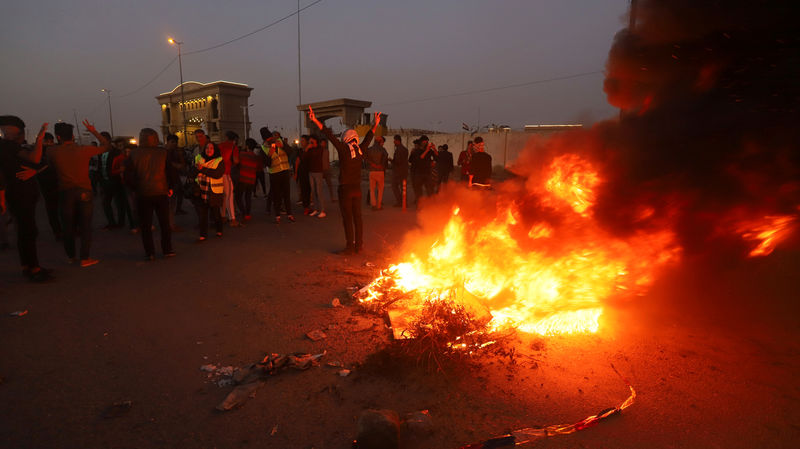 © Reuters. الشرطة تسستخدم الذخيرة الحية لتفريق محتجين في البصرة بالعراق