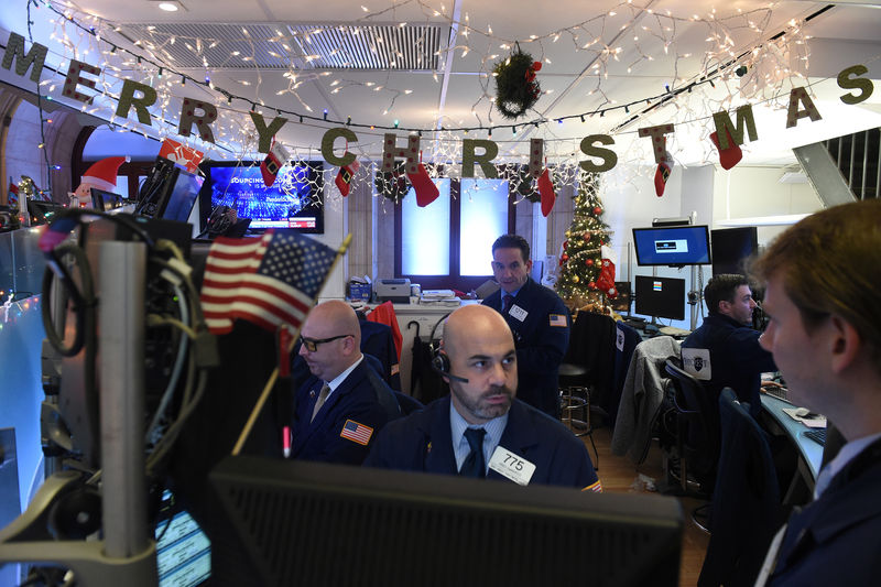 © Reuters. Operadores trabalham na New York Stock Exchange (NYSE) em Nova York