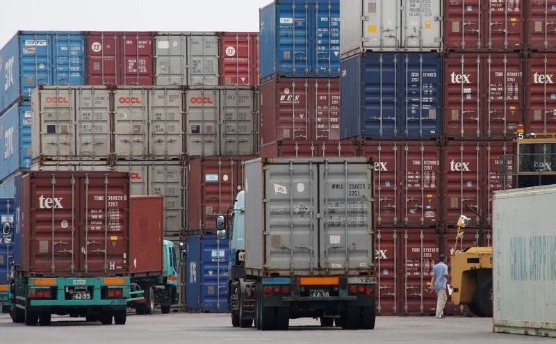 © Reuters. FILE PHOTO:  A laborer works in a container area at a port in Tokyo