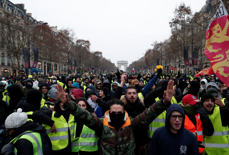 © Reuters. مقتل سائق في حادث خلال احتجاج (السترات الصفراء) بجنوب فرنسا