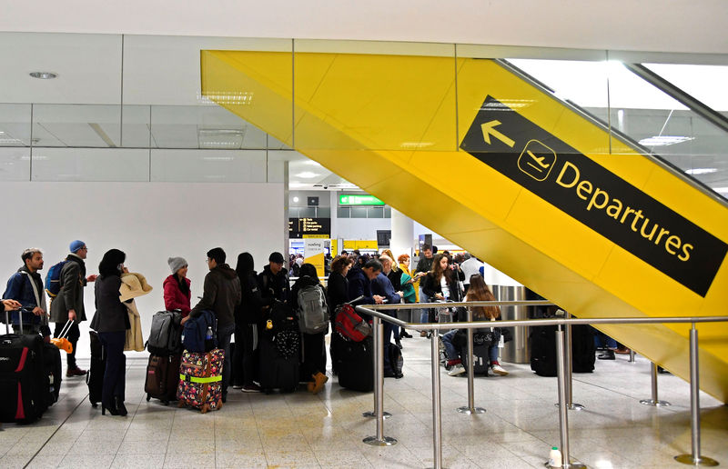 © Reuters. Los pasajeros esperan en la terminal Sur de Gatwick a que se reabra el tráfico aéreo.