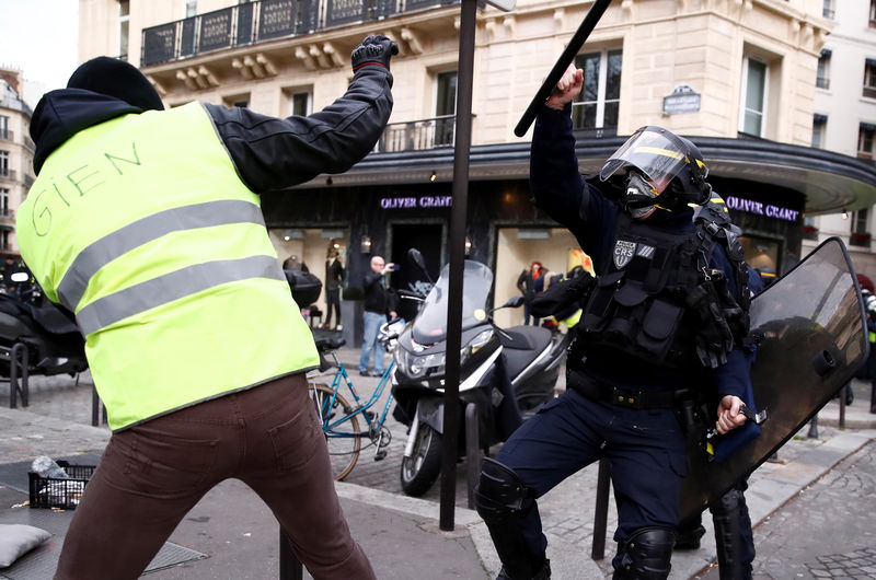 © Reuters. Los chalecos amarillos en una nueva protesta el sábado 22 de diciembre en París.