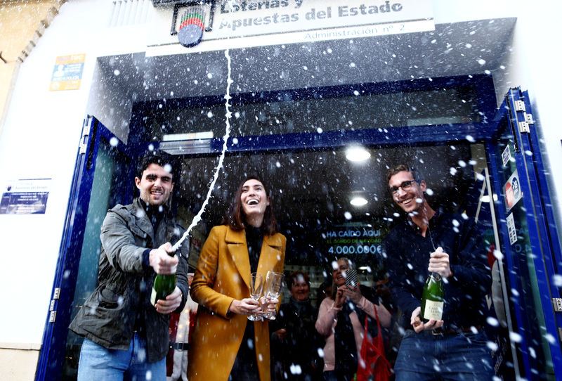 © Reuters. Los loteros de la Administración de lotería de Ronda donde se ha vendido el Gordo de Lotería de Navidad en España.
