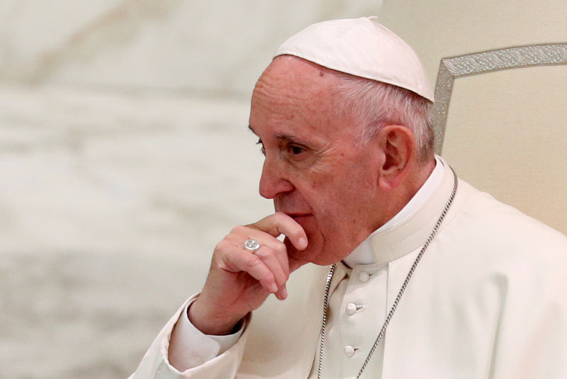 © Reuters. En la imagen de archivo, el Papa Francisco encabeza una audiencia especial con miembros de una asociación de voluntarios en el Vaticano