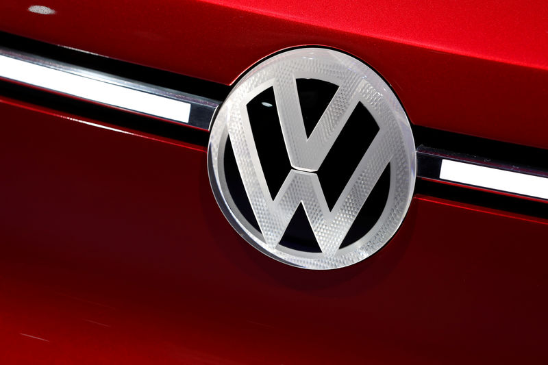 © Reuters. Foto de archivo del logo de Volkswagen en un auto de la marca en el International Auto Show en Detroit