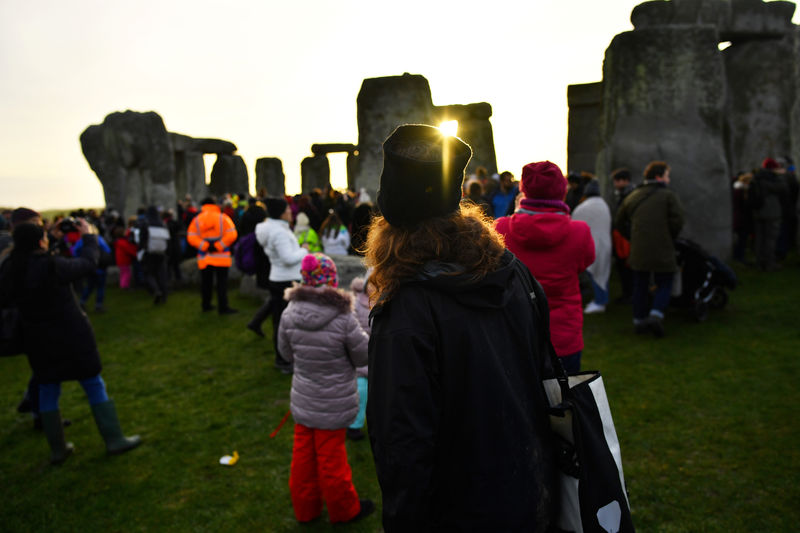 © Reuters. The sun rises as revellers welcome in the winter solstice at Stonehenge stone circle in Amesbury