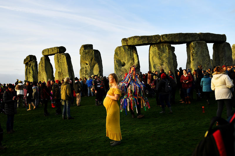 © Reuters. الآلاف يتجمعون في موقع أثري بريطاني لمشاهدة الانقلاب الشمسي الشتوي