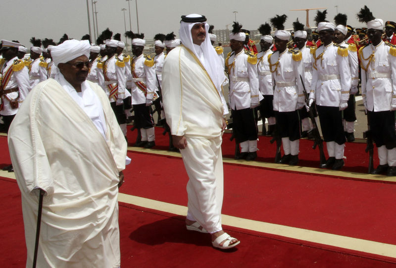 © Reuters. الرئاسة السودانية: أمير قطر يؤكد "وقوف بلاده" مع الخرطوم