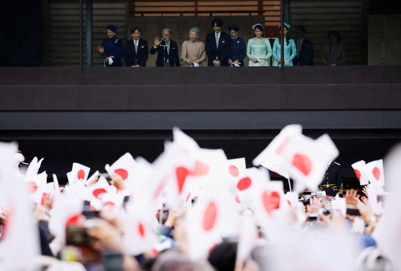 © Reuters. آلاف يحتشدون لتهنئة امبراطور اليابان بعيد ميلاده الخامس والثمانين
