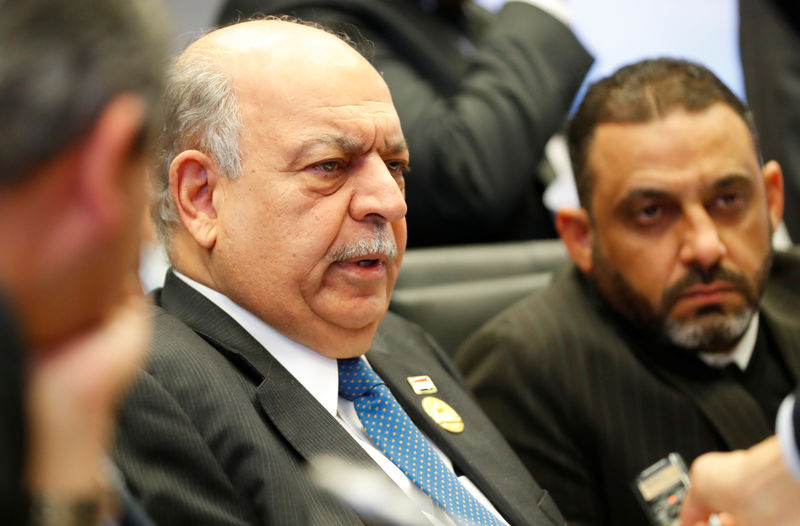 © Reuters. FILE PHOTO:  Iraq's Oil Minister Al Ghadhban talks to journalists at the beginning of an OPEC meeting in Vienna