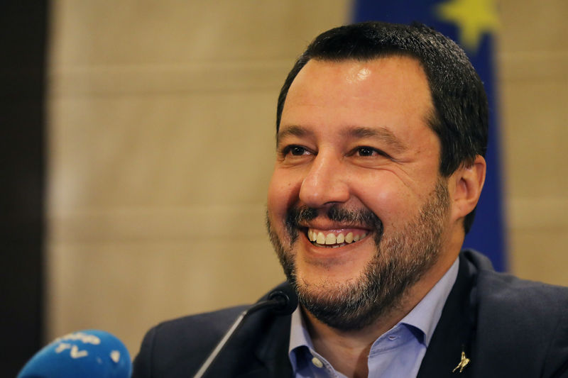 © Reuters. El viceprimer ministro y líder del partido de derechas la Liga, Mateo Salvini atendiendo a medios en Jerusalén en una imagen de archivo.