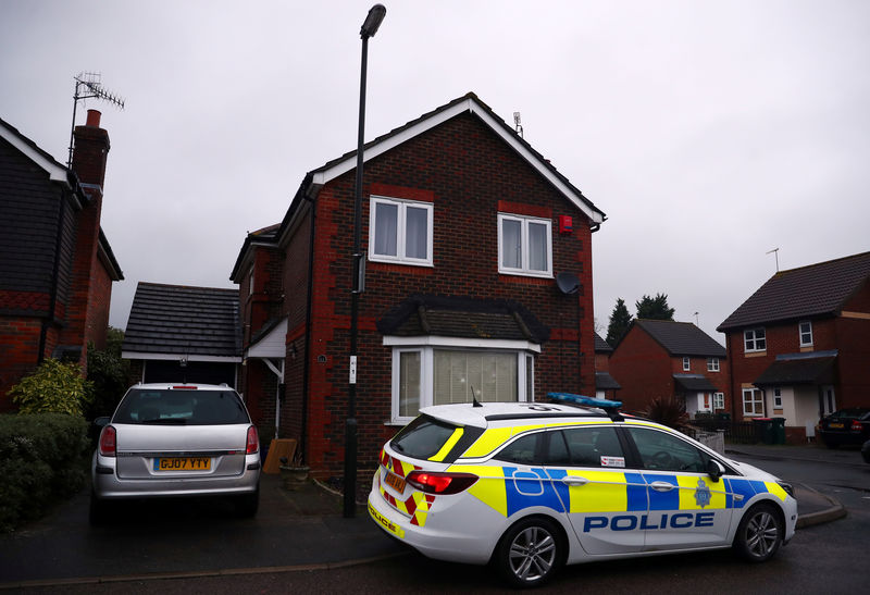 © Reuters. Un coche de policía aparcado frente a una casa después de que los drones estuvieran volando alrededor de Gatwick.