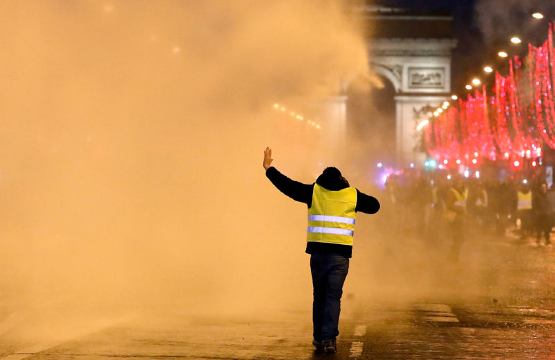 © Reuters. "GILETS JAUNES": ENQUÊTE OUVERTE POUR VIOLENCES SUR DES POLICIERS À PARIS