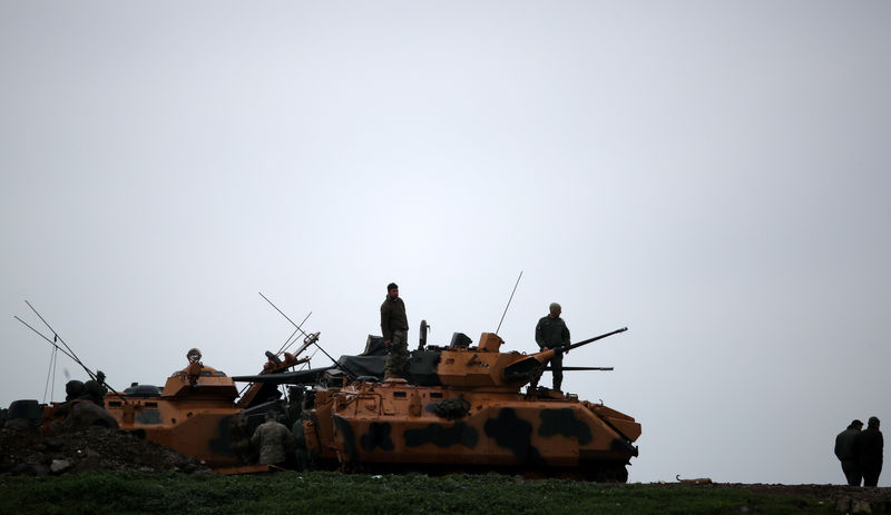© Reuters. تقارير: تركيا تعزز وجودها العسكري على الحدود السورية وأمريكا تستعد للانسحاب