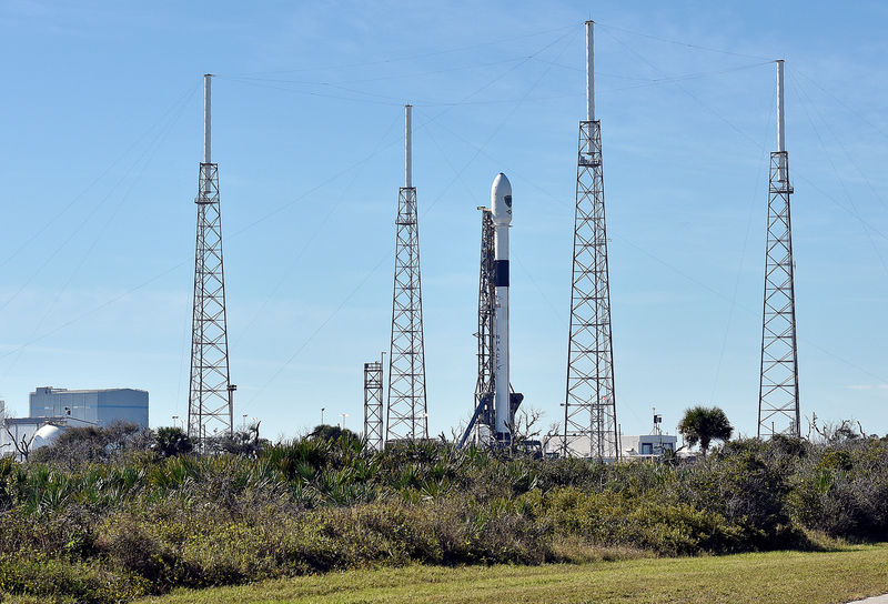 © Reuters. Foto de archivo. El cohete Falcon 9 de SpaceX, programado para despegar con un satélite de navegación de la Fuerza Aérea de EEUU, preparado en el Complejo de Lanzamiento 40 en Cabo Cañaveral