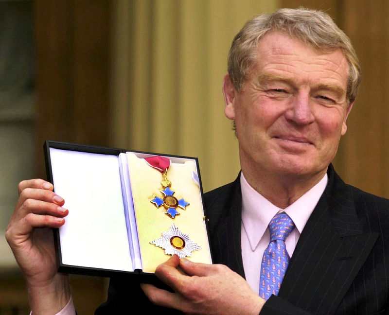 © Reuters. FILE PHOTO:  Paddy Ashdown displays his knighthood at Buckingham Palace, London