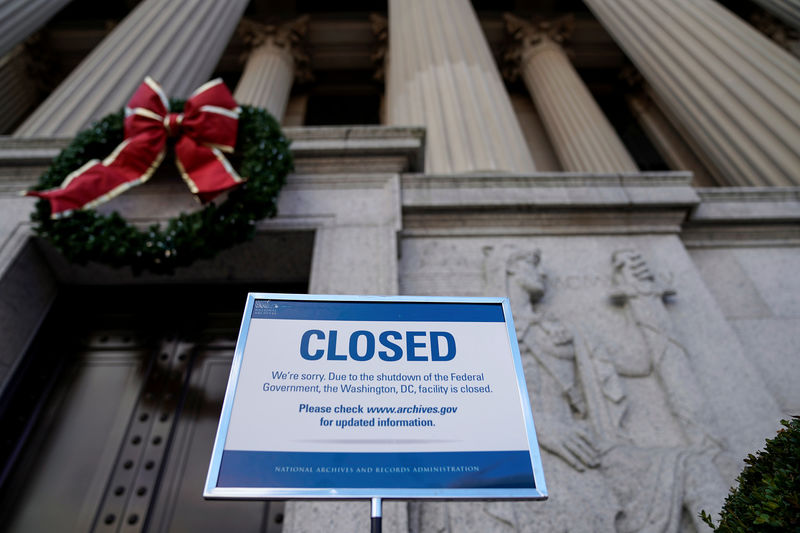 © Reuters. A sign declares the National Archive is closed due to a partial federal government shutdown in Washington