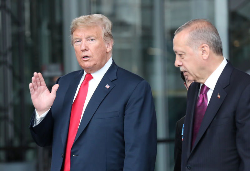 © Reuters. ترامب يتحدث مع أردوغان عن انسحاب "بطيء" للقوات الأمريكية من سوريا