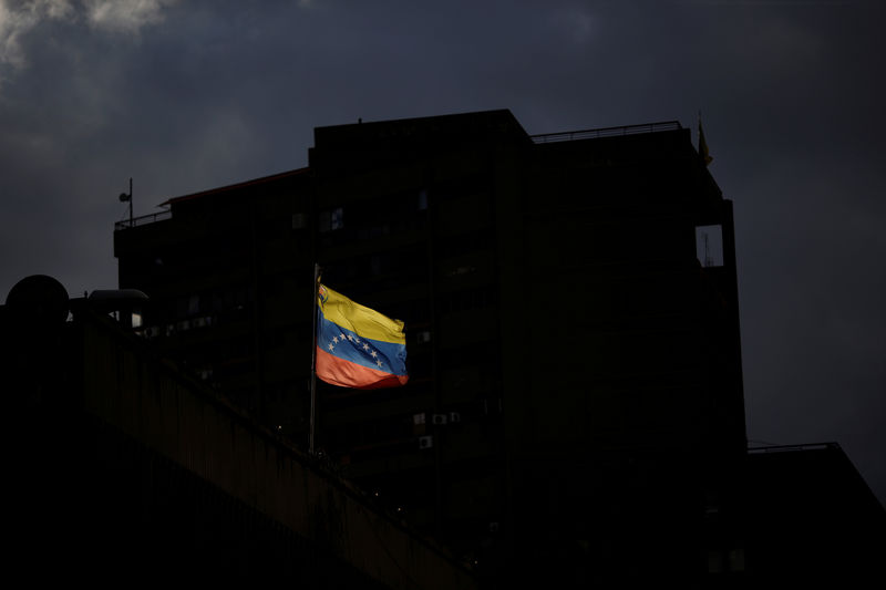 © Reuters. FILE PHOTO -  A Venezuelan flag is seen in downtown Caracas